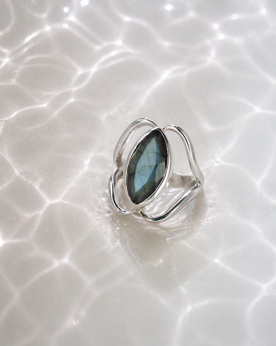 Anillo Rohini Labradorita Azul